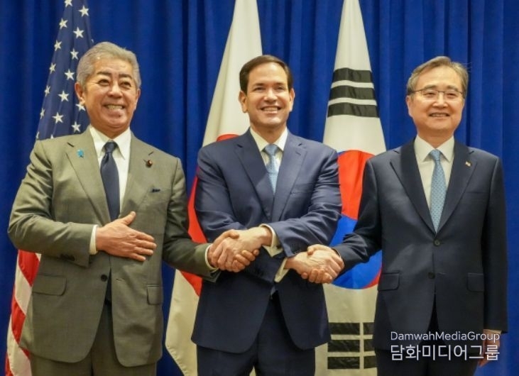 Foreign Minister Cho Hyun (right) joins hands with US Secretary of State Marco Rubio (center) and Japanese Foreign Minister Takeshi Iwaya on Sept. 22, 2025.