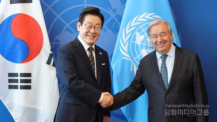 President Lee Jae-myung (left) shakes hands with U.N. Secretary-General Antonio Guterres at the U.N. headquarters in New York on Sept. 23, 2025.