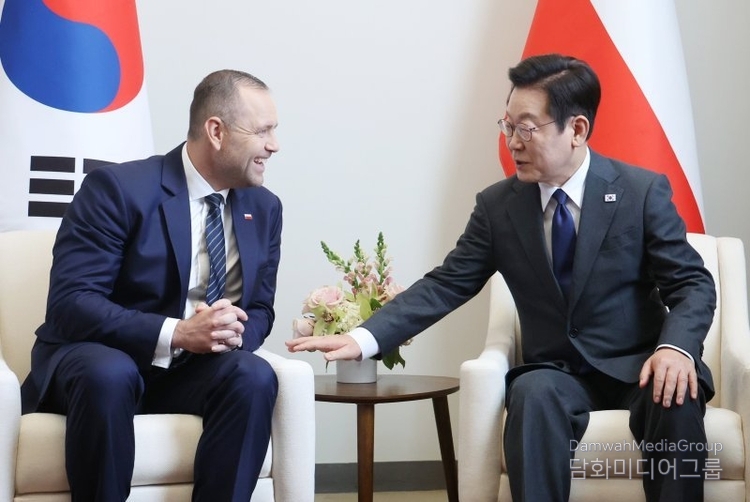 President Lee Jae-myung and Polish President Karol Nawrocki hold a South Korea-Poland summit at the United Nations Headquarters in New York on September 24 (local time).