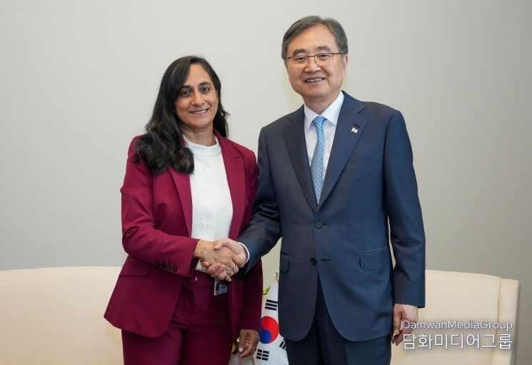 Foreign Minister Cho Hyun (right) shakes hands with Canadian Minister of Foreign Affairs Anita Anand at the United Nations Headquarters on September 25.