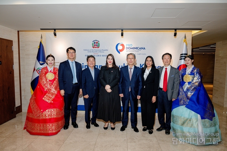 Ambassador Angie Shakira Martínez Tejera of the Dominican Republic takes a commemorative photo with other special guests.