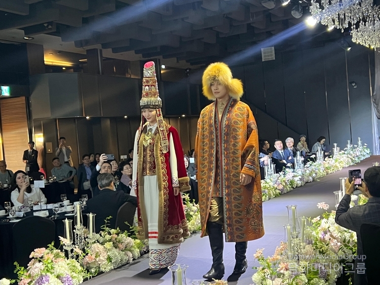 Kazakh traditional fashion show gets underway in Seoul.