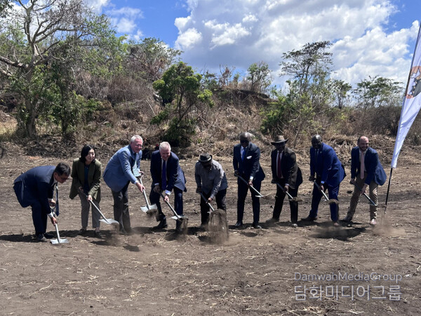 From left, Kim Dae-young, head of POSCO International's Central and Southern Africa division, Ahn Eun-joo, South Korean ambassador to Tanzania, and John de Vries, CEO of Blackrock Mining, pose for a commemorative photo at the groundbreaking ceremony for the Mahenge mine in Tanzania on Oct. 9 (local time). / Courtesy of POSCO International