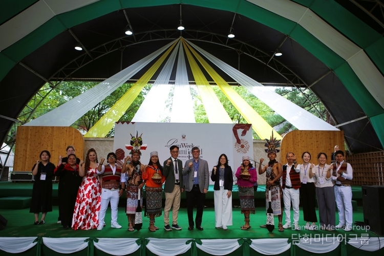 Ambassador of Peru to Korea Paul Fernando Duclos Parodi (ninth from the left) poses with distinguished guests at the “Peru Week” event held in Nami Island.