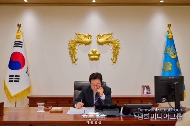 President Lee Jae-myung holds his first phone call with Thai Prime Minister Anutin Charnvirakul at the Presidential Office on Oct. 16. / Courtesy of the Presidential Office