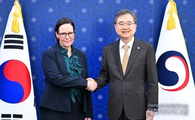 Foreign Minister Cho Hyun (right) shakes hands with Swedish Foreign Minister Maria Malmer Stenergard on October 16.