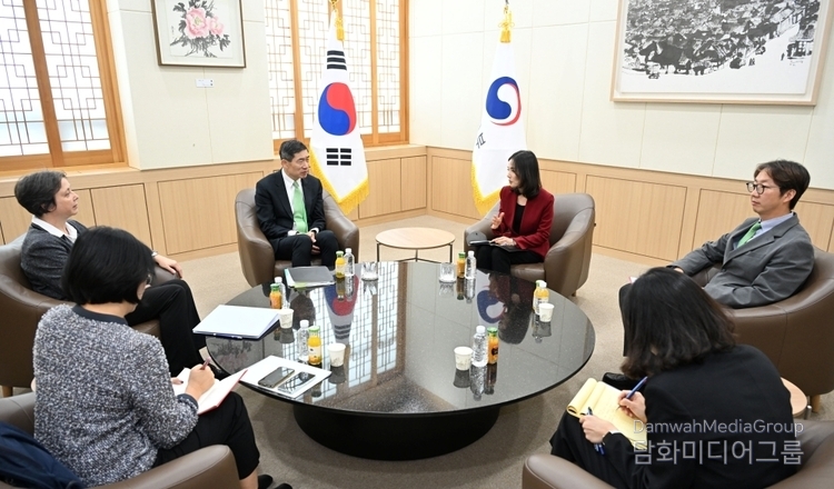 Vice Minister of Foreign Affairs Kim Jina (fourth from the left) meets with Mr. Haoliang Xu, United Nations Under-Secretary-General and Acting Administrator of the UN Development Program (UNDP) (third from the left) on Oct. 20, 2025.