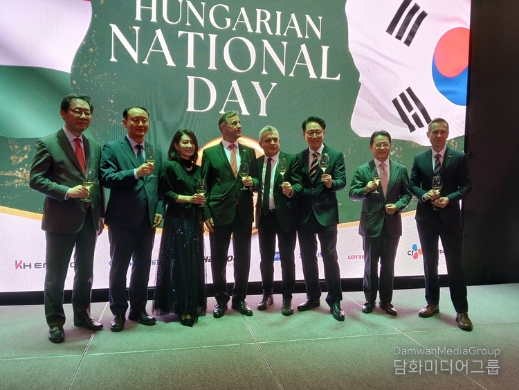 Amb. Istvan Szerdahelyi of Hungary (fourth from the left), along with other distinguished guests, proposes a toast to greater future development between South Korea and Hungary at a reception held at the Pullman Hotel in Seoul.