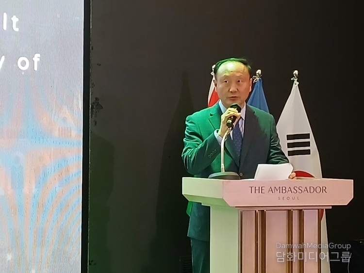 Yune Yang-soo, deputy minister for international cultural affairs and public relations, the Ministry of Culture, Sports and Tourism, gives a congratulatory speech.