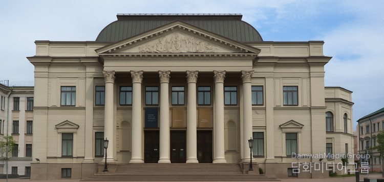Exterior of the National Museum of Folk Art of Belarus located in the heart of Minsk, the capital of Belarus. The national art museum has stood as a symbol of Belarusian art and a leading cultural institution since its founding in 1939. As the venue for the invited exhibition 「K-Minwha, The Beauty of Korea」, it became the stage opening a new chapter in cultural and artistic exchange between Korea and Belarus.