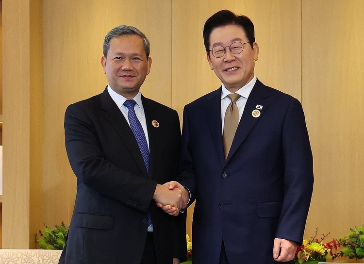 President Lee Jae-myung (right) and Cambodian Prime Minister Hun Manet pose for a commemorative photo ahead of their summit at a hotel in Kuala Lumpur, Malaysia, on October 27 (local time).