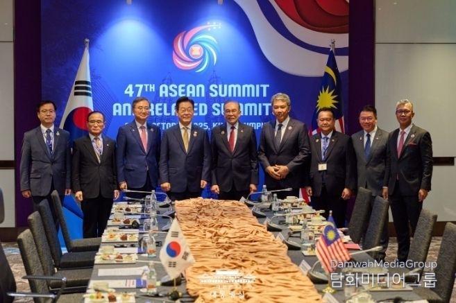 President Lee Jae-myung held his first summit with Malaysian Prime Minister Anwar Ibrahim on October 27. / Courtesy of the Presidential Office
