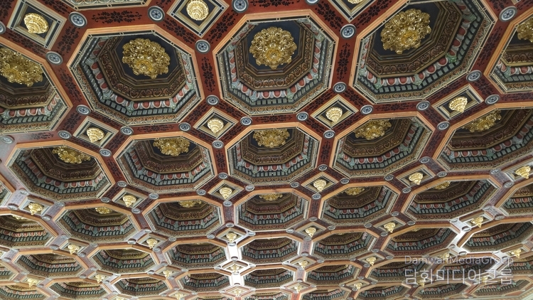 The gold hanging from the ceiling of Mir Castle weighs a staggering eight tons.