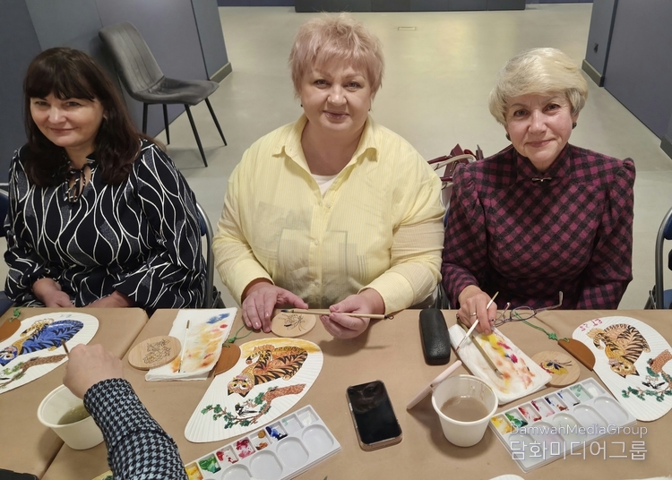 Belarusian citizens participate in a traditional Korean folk painting masterclass and paint tiger fans. Each participant completed their artwork with their own unique colors and personalities, creating a meaningful experience that allowed them to directly experience the symbolism and aesthetics of Korean folk painting.