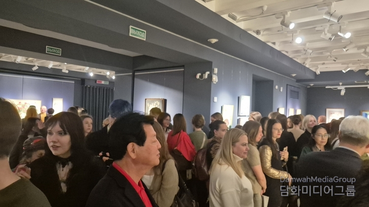 The Korean delegation and many Belarusian citizens are attending the opening ceremony.