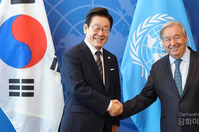 President Lee Jae-myung meets with U.N. Secretary-General Antonio Guterres