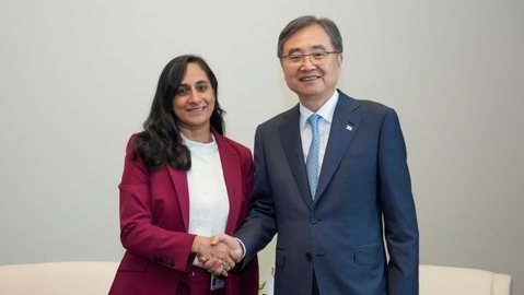 Foreign Minister Cho meets with his Canadian counterpart Anita Anand