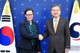 Foreign Minister Cho holds talks with Swedish Foreign Minister Stenergard