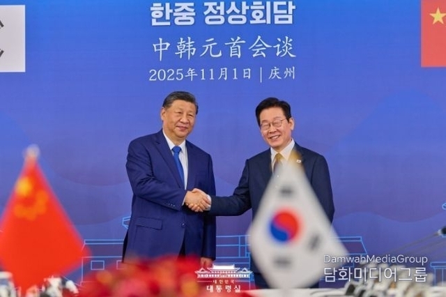 President Lee holds first summit with Chinese President Xi Jinping