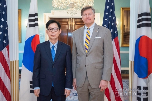 Vice Foreign Minister Park holds a meeting with his U.S. counterpart