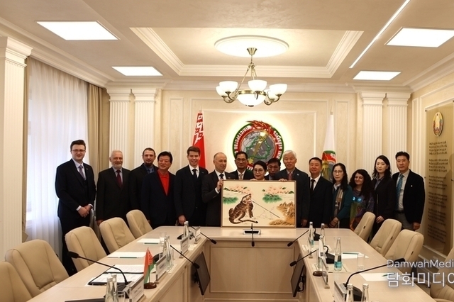 Peace blooming from the brush tips of K-Folk painting, "The power of Korean traditional beauty reaffirmed in Belarus"