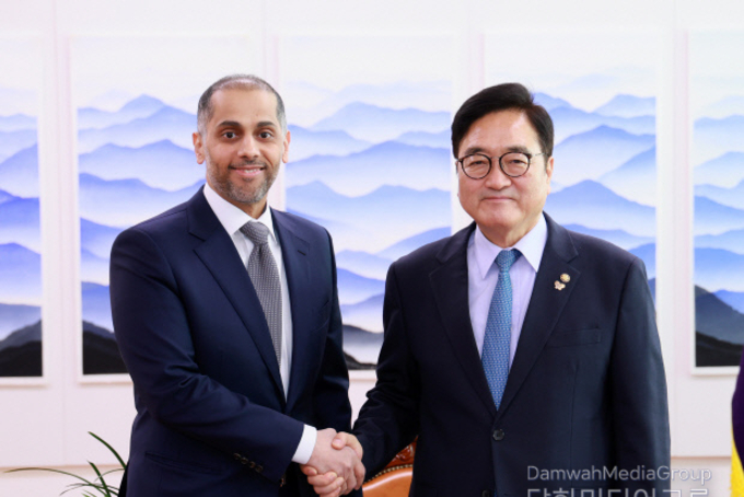Speaker Woo Won-Shik meets with Ambassador Khalid bin Ebrahim Al Hamar of Qatar in Seoul